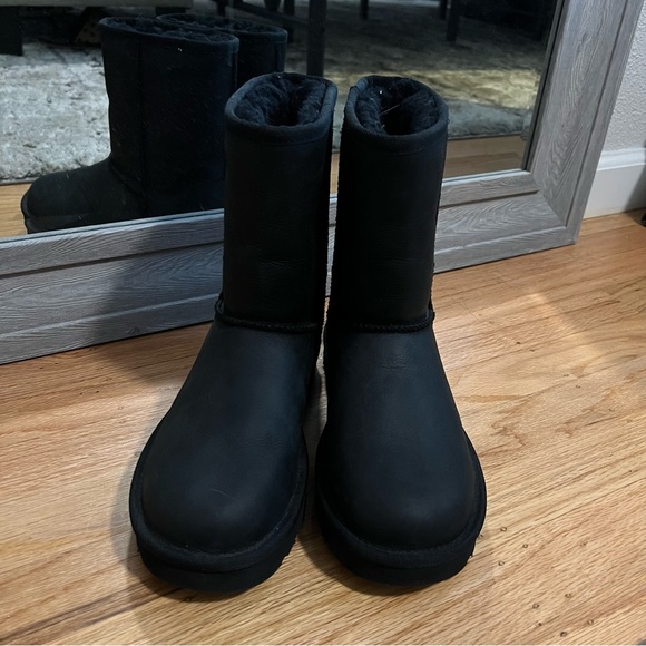 BLACK LEATHER UGGS - Picture 8 of 9